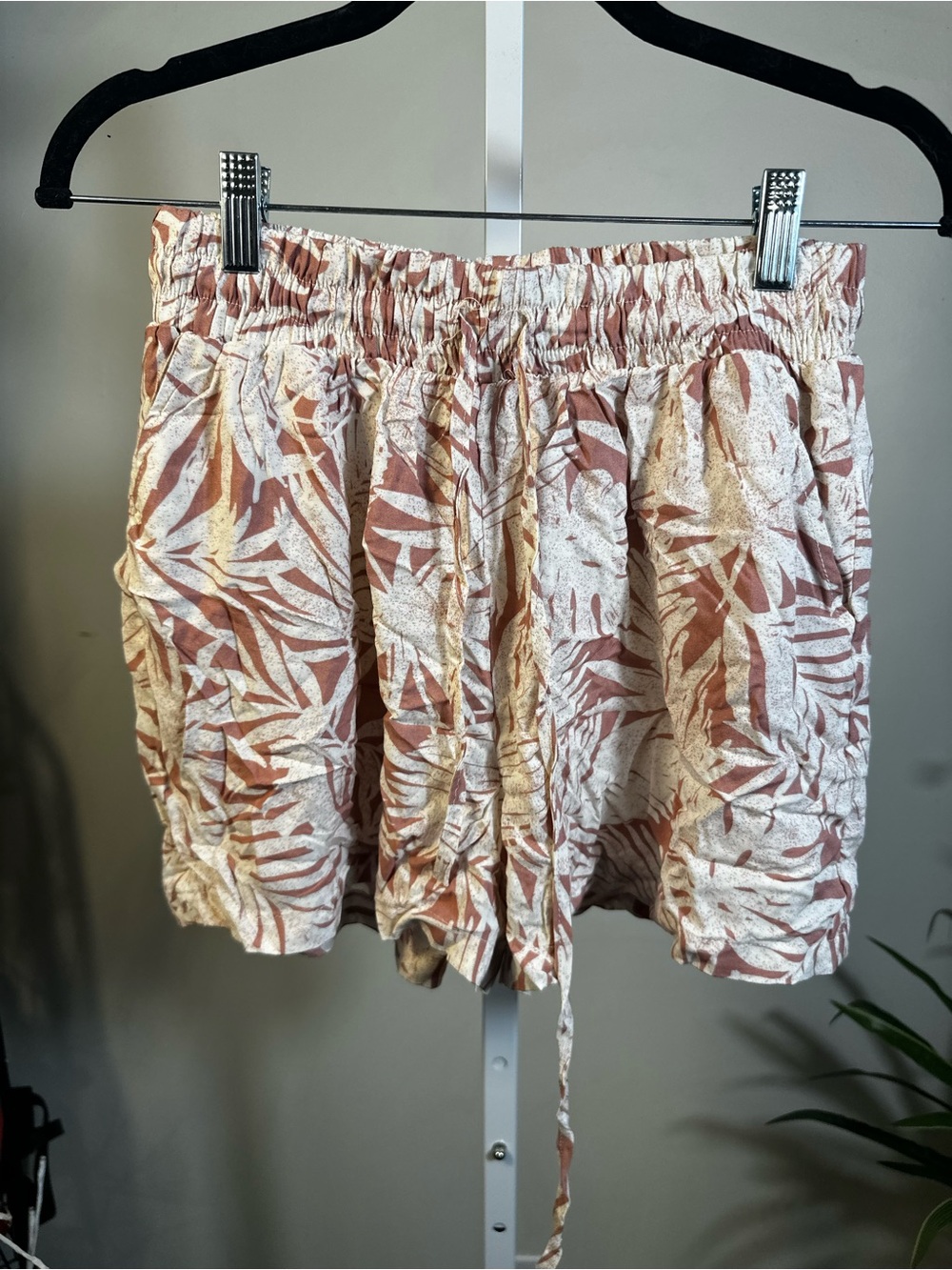 T552. Streetwear Society High-Waist Tropical Print Shorts - Rust & Cream